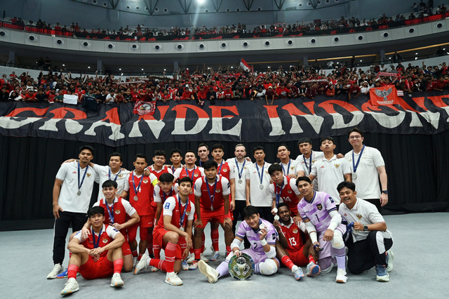 Pemain dan ofisial Timnas futsal Indonesia berfoto bersama suporter usai bertanding melawan Timnas futsal Iran pada pertandingan final AFC Futsal Asian Cup 2026 di Indonesia Arena, Senayan, Jakarta, Sabtu (7/2/2026). Foto: Asprilla Dwi Adha/ANTARA FOTO