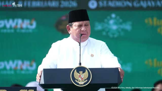 Presiden Prabowo Subianto menyampaikan pidatonya di puncak peringatan Hari Lahir ke-100 NU di Stadion Gajayana, Malang, Minggu (8/2). Foto: Biro Pers Sekretariat Presiden