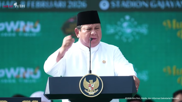 Presiden Prabowo Subianto menyampaikan pidatonya di puncak peringatan Hari Lahir ke-100 NU di Stadion Gajayana, Malang, Minggu (8/2). Foto: Biro Pers Sekretariat Presiden
