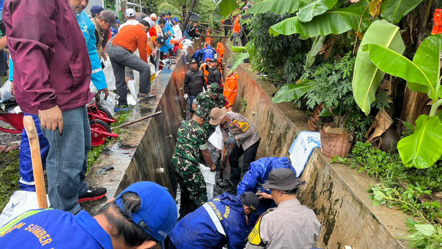 Suasana kerja bakti Jaga Jakarta Bersih di kawasan Cipinang Melayu, Jakarta Timur, Minggu (8/2/2026). Foto: Nasywa Athifah/kumparan