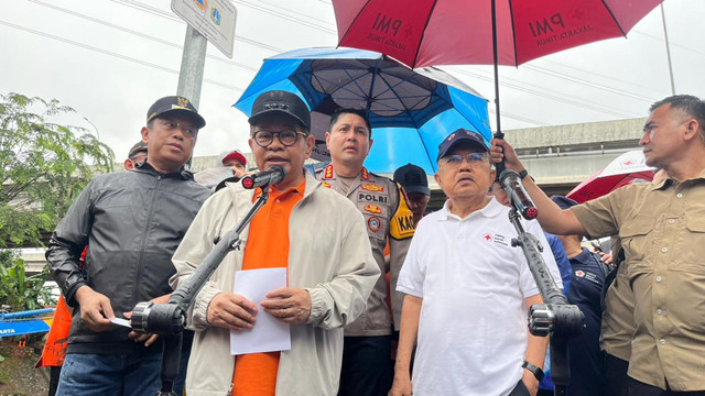 Gubernur DKI Jakarta Pramono Anung dan Ketua Umum PMI Jusuf Kalla saat meninjau kerja bakti Jaga Jakarta Bersih di kawasan Cipinang Melayu, Jakarta Timur, Minggu (8/2/2026). Foto: Nasywa Athifah/kumparan