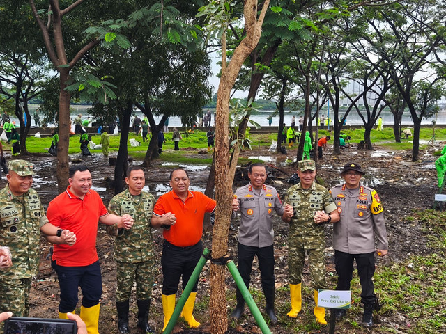 Penanaman pohon dalam rangka Korvei Serentak TNI-Polri dan Pemprov DKI Jakarta, di Waduk Cincin, Danau Sunter, Jakarta Utara, Minggu (8/2/2026). Foto: Jeni Ritanti/kumparan