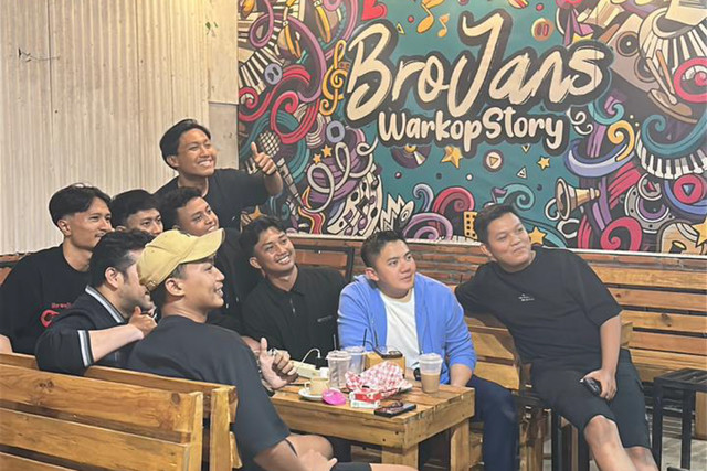 Sekretaris Kabinet Letkol Teddy Indra Wijaya menyempatkan diri nonton bareng (nobar) final Timnas Futsal Indonesia melawan Iran di BroJans Cafe, Kota Malang, Sabtu (7/2) malam. Foto: Dok. Istimewa