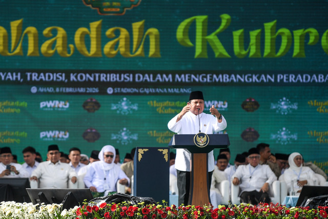 Presiden Prabowo Subianto memberikan sambutan saat menghadiri Mujahadah Kubro dalam rangka hari lahir Satu Abad Nahdlatul Ulama (NU) di Stadion Gajayana, Kota Malang, Jawa Timur, Minggu (8/2/2026). Foto: Galih Pradipta/ANTARA FOTO