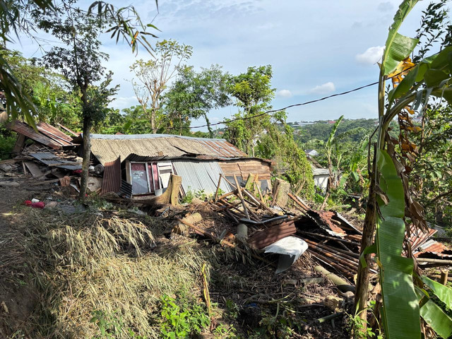 Rumah dan jalanan di Kampung Sekip, Kelurahan Jangli, Kecamatan Tembalang, Kota Semarang yang terdampak tanah gerak. Foto: Intan Alliva Khansa/kumparan