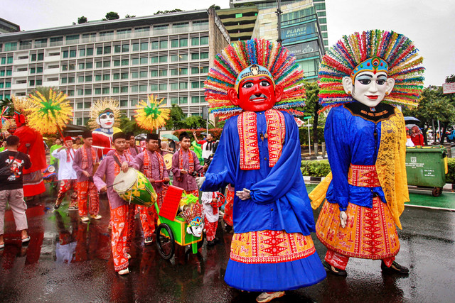 Parade ondel-ondel tampil dalam rangkaian Jakarta Penuh Warna saat Car Free Day (CFD) di kawasan Bundaran HI, Jakarta, Minggu, (8/2/2026). Foto: Reno Esnir/ANTARA FOTO