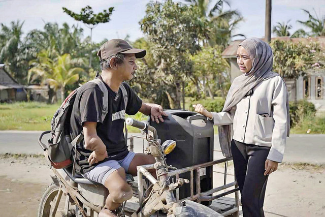 Muhammad Sapii, penyandang disabilitas menerima bantuan ATENSI dari perwakilan Sentra Insyaf berupa motor roda tiga untuk menunjang usaha servis elektroniknya di Medan, Jumat (30/1/2026). Foto: Dok. Humas Ditjen Rehsos