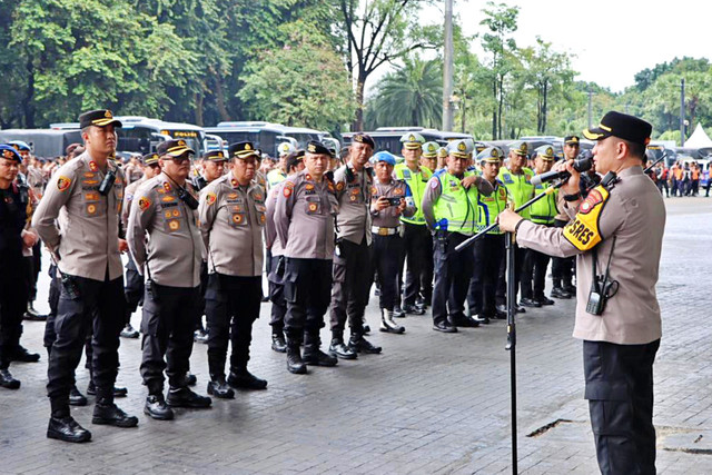 Sebanyak 2.505 personel gabungan dikerahkan untuk mengamankan pertandingan Liga Indonesia antara Persija Jakarta Vs Arema FC di Stadion Utama Gelora Bung Karno (GBK), Minggu (8/2/2026). Foto: Dok. Humas Polres Metro Jakarta Pusat