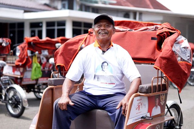 Para penerima becak listrik berwarna merah yang berjajar rapi di halaman Pendopo Kabupaten Pacitan, Jawa Timur, Sabtu (7/2/2026). Foto: Dok. Istimewa