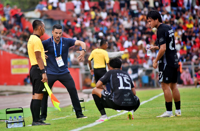Pelatih Persita, Carlos Pena (kedua kiri) meluapkan ekspresinya saat timnya melawan Semen Padang FC pada pertandingan BRI Super League di Stadion H Agus Salim Padang, Sumatera Barat, Minggu (8/2/2026). Foto: Iggoy el Fitra/ANTARA FOTO
