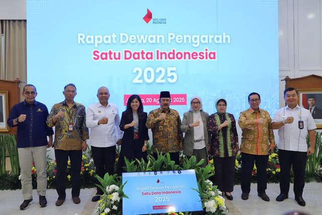 Rapat Dewan Pengarah Satu Data Indonesia 2025 menjadi simbol ambisi besar integrasi data nasional. Namun transformasi digital tak cukup berhenti pada sistem dan aplikasi, ia menuntut tata kelola, standar data, dan akuntabilitas agar benar-benar menghadirkan layanan publik yang adil dan inklusif. (Sumber foto: Dok. menpan.go.id)