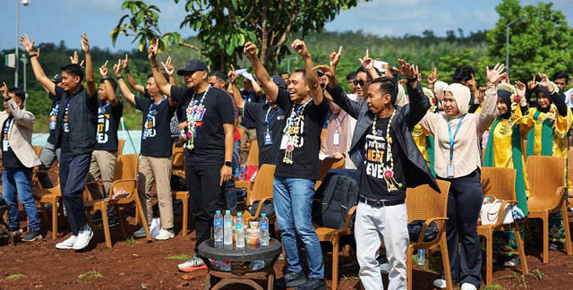  Opening Ceremony menyanyikan lagu Indonesia Raya dan Mars TDA, bersama Presiden TDA 8.0 Eko Desriyanto dan Stafsus Dirgembil Rahmad Budiyanto