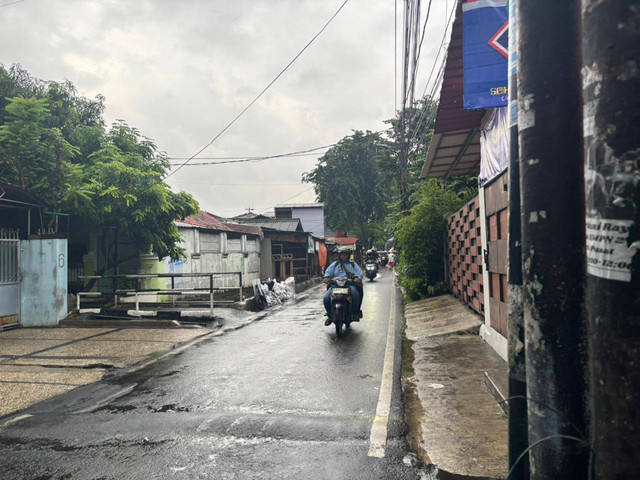 Suasana Jalan Cempaka Raya pada Senin pagi (9/2). Ini lokasi siswa serang siswa lain pakai air keras. Foto: Amira Nada Fauziyyah/kumparan