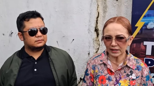 Aktris senior Firdha Razak laporkan menantu atas dugaan poliandri. Foto: Istimewa