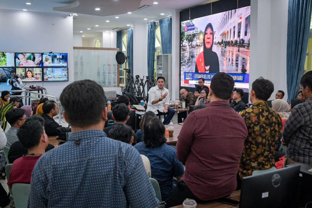 Seskab Teddy Indra Wijaya berinteraksi dengan sejumlah Pers Indonesia. Foto: Instagram/ @sekertariat.kabinet