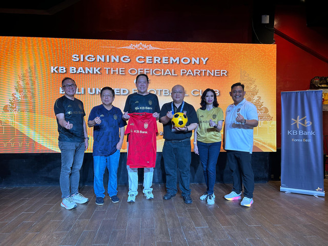 KB Bank menjalin kerja sama dengan Bali United FC hingga akhir kompetisi Super League 2026/2027 di Bali, Sabtu (7/2). Foto: Dok. KB Bank