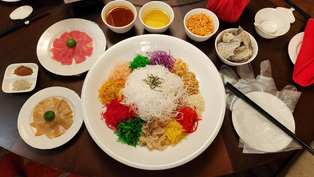 Aneka makanan khas Imlek di Hai Wang Chinese Restaurant, Resinda Hotel Karawang. Foto: Azalia Amadea/kumparan