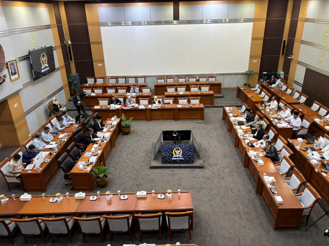 Rapat kerja Komisi VIII bersama Kepala BPJPH, Haikal Hassan di DPR, Senin (9/2/2026). Foto: Abid Raihan/kumparan
