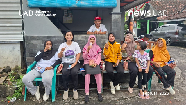 Mahasiswa FKM Universitas Ahmad Dahlan (UAD) kenalkan jus antihipertensi (Foto. Tim PBL UAD)