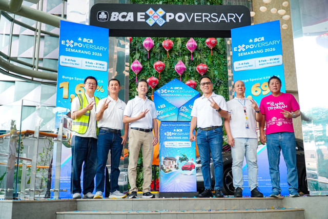 BCA Expoversary 2026 Hadir di Semarang Dengan Sajian Promo, Wakil Presiden Direktur BCA Armand Hartono (ketiga kiri) bersama jajaran manajemen dan perusahaan anak BCA resmi membuka acara BCA Expoversary Semarang 2026 di Queen City Mall. Foto: Dok. BCA