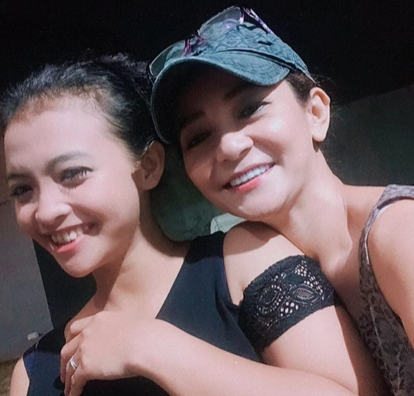 Firdha Razak dan menantunya Vina. Foto: Instagram/firdha_razak_new
