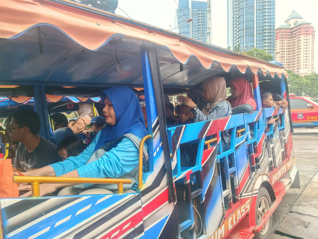 Kondisi mobil 'odong-odong' saat mengangkut rombongan ibu-ibu dan anak-anak di Kembangan, Jakarta Barat pada Senin (9/2/2026). Foto: Ryan Iqbal/kumparan