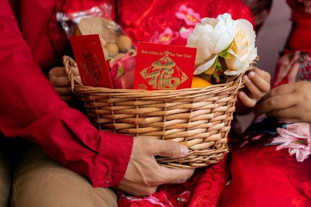Ilustrasi hamper Imlek 2026. Foto: Unsplash