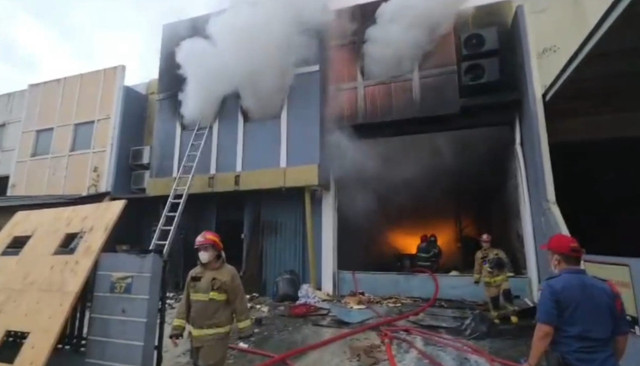 Kebakaran gudang kimia di daerah Taman Tekno, Kecamatan Setu, Kota Tangsel, Senin dini hari (9/2). Foto: Dok. Istimewa