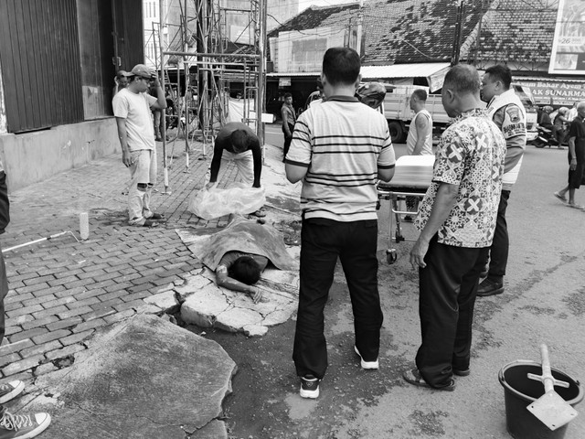 Kuli bangunan jatuh dari lantai 3 usai tersengat listrik, di Wonosobo, Senin (9/2/2026). Foto: Dok. Polsek Serengan