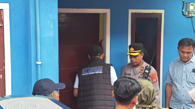 Momen polisi mendatangi kamar kos Hindradjaja, Sabtu (7/2/2026). Dok: Lampung Geh