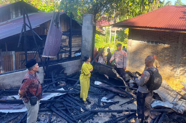 Puing-puing kebakaran dari rumah yang dibakar oleh suami di Tapanuli Tengah, Sabtu (7/2/2026). Foto: Dok. Humas Polres Tapanuli Tengah