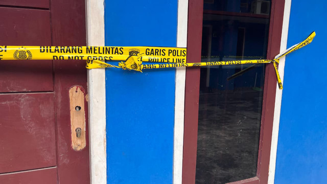 Kamar kos di Untung Suropati, Kota Bandar Lampung, Senin (9/2/2026), yang disegel polisi usai tewasnya pria bernama Hindradjaja dengan kepala terlilit lakban. Foto: Lampung Geh