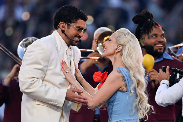 Penyanyi-penulis lagu AS Lady Gaga dan penyanyi Puerto Rico Bad Bunny tampil selama acara Apple Music Halftime Show Super Bowl LX antara Patriots dan Seahawks di Stadion Levi's di Santa Clara, California, Minggu (8/2/2026). Foto: Josh Edelson/AFP