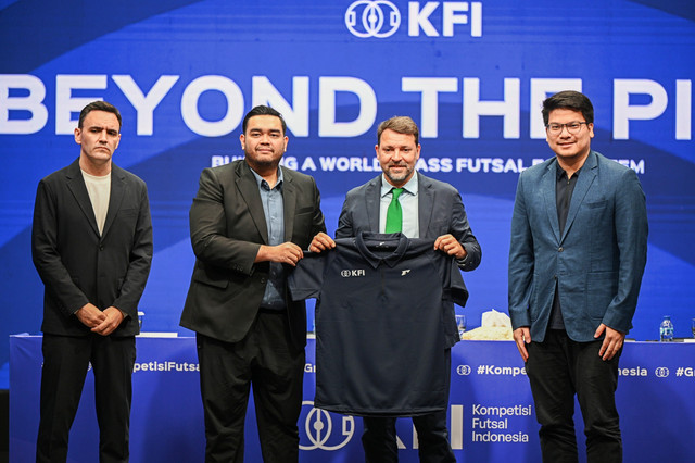 Presiden Palma Futsal Jose Tirado menerima jersi dari Dirut KFI Rorian P disaksikan Ketua Umum FFI Michael Victor Sianipar dan Dirtek FFI Hector Souto saat peresmian kerja sama antara FFI dengan klub Palma Futsal di Jakarta, Senin (9/2/2026). Foto: Fauzan/ANTARA FOTO