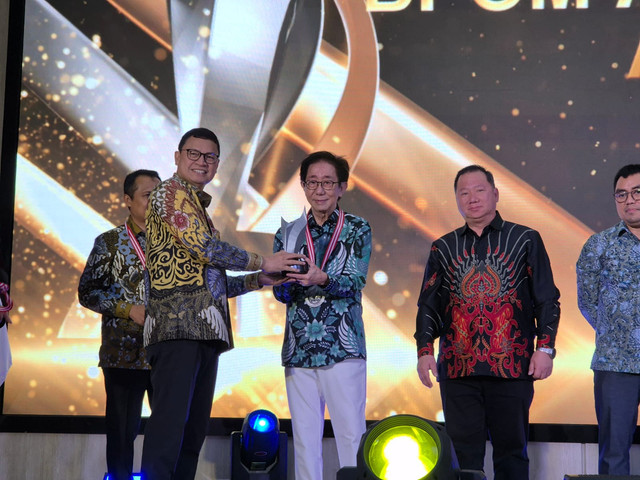 Sido Muncul mendapat penghargaan dari BPOM lantaran konsistensi Sido Muncul dalam menjamin mutu produk herbal dari hulu ke hilir. Foto: Nada Meita/kumparan.