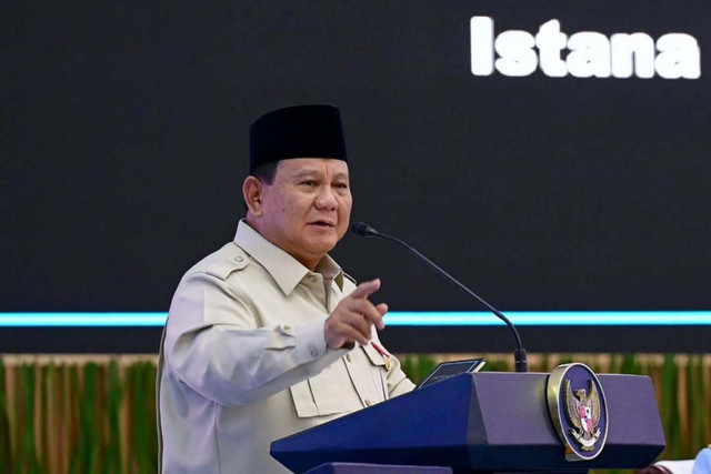 Presiden Prabowo Subianto memberikan taklimat kepada para peserta Rapat Pimpinan (Rapim) TNI dan Polri di Istana Merdeka, Jakarta, Senin (9/2/2026). Foto: sekretariat.kabinet/instagram