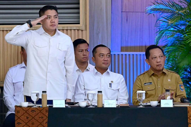 Presiden Prabowo Subianto memberikan taklimat kepada para peserta Rapat Pimpinan (Rapim) TNI dan Polri di Istana Merdeka, Jakarta, Senin (9/2/2026). Foto: sekretariat.kabinet/instagram