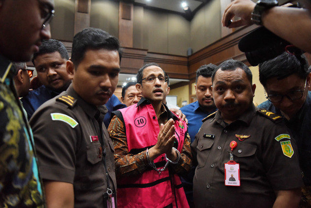 Terdakwa kasus dugaan korupsi pengadaan laptop Chromebook dalam program digitalisasi pendidikan di Kemendikbudristek, Nadiem Makarim (tengah) berjalan meninggalkan ruang sidang saat skors sidang di Pengadilan Tipikor, Jakarta, Senin (9/2/2026). Foto: Indrianto Eko Suwarso/ANTARA FOTO