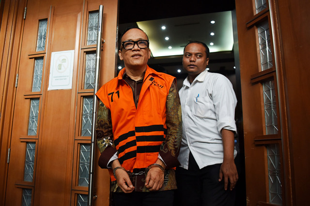 Terdakwa kasus dugaan pemerasan dalam pengurusan sertifikat K3 di Kementerian Ketenagakerjaan, Immanuel Ebenezer (kiri) berjalan meninggalkan ruangan saat skors sidang di Pengadilan Tipikor, Jakarta, Senin (9/2/2026). Foto: Indrianto Eko Suwarso/ANTARA FOTO