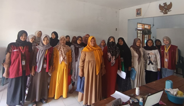 Foto Mahasiswa KKN bersama Ibu-ibu Hamil Desa Bangbayang
