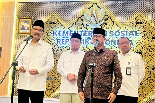Menteri Sosial, Saifullah Yusuf (Gus Ipul) dan Menteri Desa dan PDT, Yandri Susanto di Kantor Kemensos, Senen, Jakarta Pusat, Senin (9/2/2026). Foto: Nasywa Athifah/kumparan