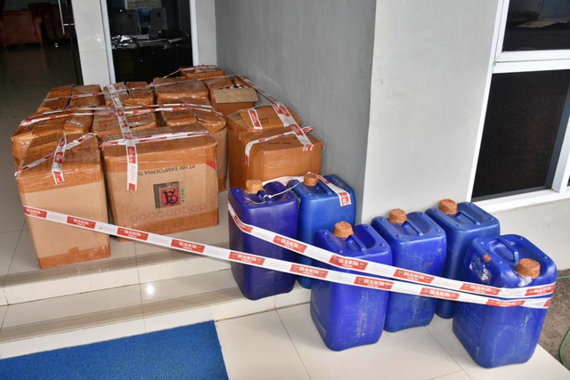 Barang bukti 1.748 botol arak Bali yang diamankan TNI AL. Foto: Dok. TNI AL