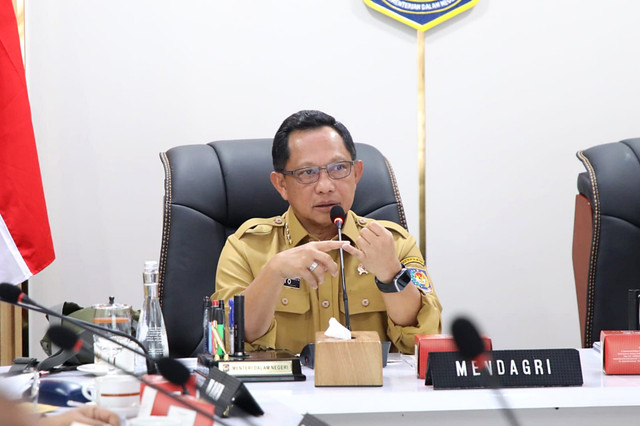 Mendagri Muhammad Tito Karnavian selaku Kasatgas Percepatan Rehabilitasi dan Rekonstruksi (PRR) Pascabencana Sumatera membahas percepatan pemulihan pascabencana berbasis dashboard data tunggal di Kantor Kemendagri, Jakarta, Senin (9/2/2026). Foto: Dok. Kemendagri