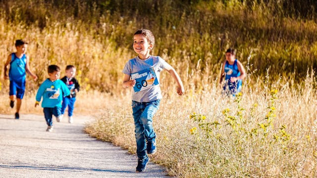 Anak-anak sedang berlarian saling mengejar. Sumber foto: pexels.com