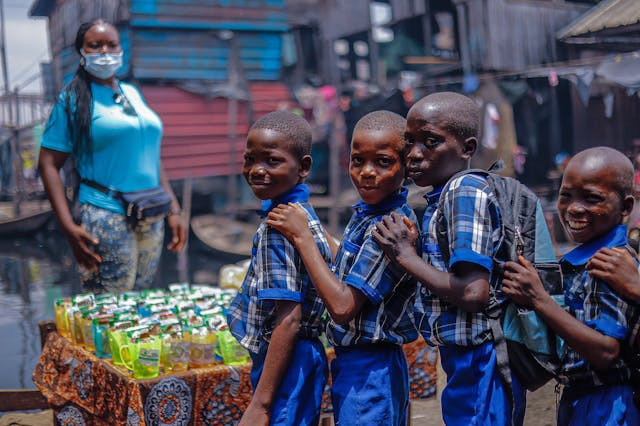 Anak-anak sedang bermain sambil berbaris memegang pundak temannya. Sumber foto: pexels.com
