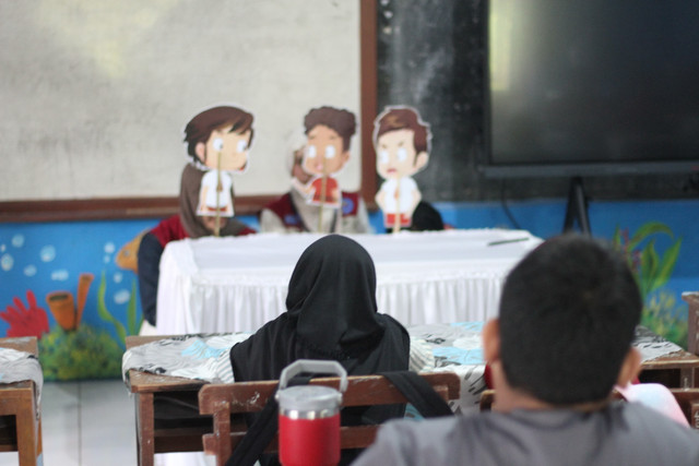 Kelompok KKN 109 UNS Kenalkan Anti Bullying Lewat Wayang Sederhana