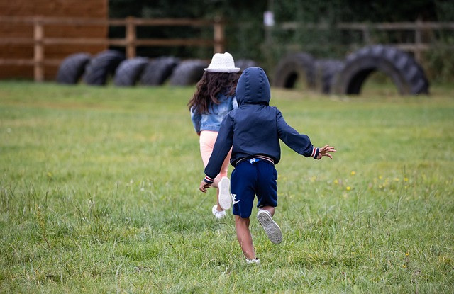 Anak-anak sedang bermain di taman. Sumber foto: pixabay.com