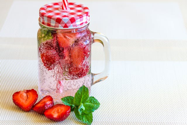 Ilustrasi infused water dengan buah. Foto: Pexels.