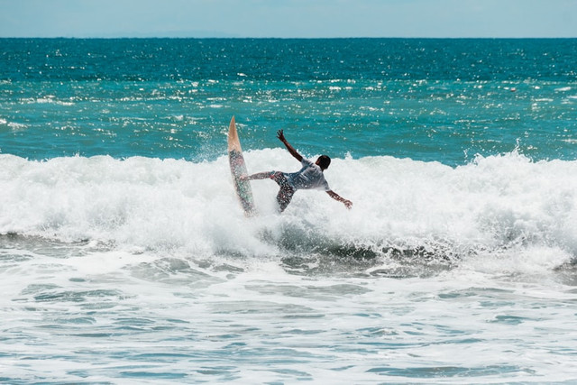 Ilustrasi Pantai Kuta di Bali. Unsplash.com/George Bakos
