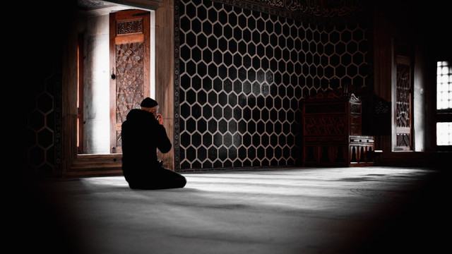 Ilustrasi Sholat Sepertiga Malam. Unsplash.com/Imad Alassiry